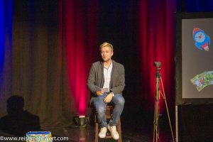 Der Weltmeister der Zauberkunst 2018 Marc Weide zu Gast im GOP Essen_Hocker, Leinwand, Kamera und Ranzen