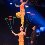 Akrobatik mit tanzenden Tellern_Chinesischer Nationalcircus_Weihnachtscircus Metropole Ruhr_Grugahalle Essen_2019_premiere