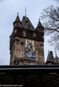 SE-Tours_Adventszeit an Rhein und Mosel mit der MS SE-MANON_Turm mit dem Christopherus-Mosaik auf der Reichsburg Cochem