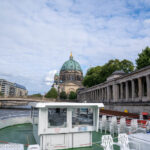 4 Tage Berlin: Politische Informationsfahrt 2022 (Spreefahrt: Blick vom Schiff auf den Berliner Dom)
