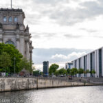 4 Tage Berlin: Politische Informationsfahrt 2022 (Spreefahrt: Blick vom Schiff auf das Reichstagsgebäude|Deutscher Bundestag und das Paul-Löbe-Haus)