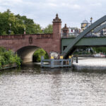 4 Tage Berlin: Politische Informationsfahrt 2022 (Spreefahrt: Blick vom Schiff auf die Lessingbrücke)