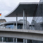 4 Tage Berlin: Politische Informationsfahrt 2022 (Spreefahrt: Blick vom Schiff auf das Regierungsviertel)