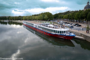 MS Bijou du Rhône am Anleger in Trévoux_nicko cruises − 8 Tage »Malerisches Südfrankreich«