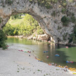 Ausflug »Ardèche«_Natursteinbrücke "Pont d’Arc"_nicko cruises − 8 Tage »Malerisches Südfrankreich« mit MS Bijou du Rhône
