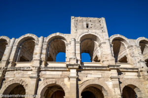 Ausflug "Stadtrundgang durch Arles"_Amphitheater_nicko cruises − 8 Tage »Malerisches Südfrankreich« mit MS Bijou du Rhône