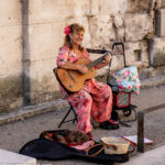 Ausflug "Stadtrundgang durch Arles"_Straßenmusik neben dem "Roman Theatre of Arles"_nicko cruises − 8 Tage »Malerisches Südfrankreich« mit MS Bijou du Rhône
