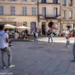 Ausflug "Stadtrundgang durch Arles"_Musik auf dem Platz beim "Obélisque d'Arles"_nicko cruises − 8 Tage »Malerisches Südfrankreich« mit MS Bijou du Rhône