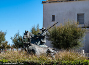Ausflug Camargue_Statue in Saintes-Maries-de-la-Mer_nicko cruises − 8 Tage »Malerisches Südfrankreich« mit MS Bijou du Rhône