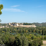 Ausflug "Stadtrundgang durch Avignon"_Aussicht von “Jardin des Doms” auf Fort Saint-André in Villeneuve-lès-Avignon_nicko cruises − 8 Tage »Malerisches Südfrankreich« mit MS Bijou du Rhône
