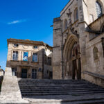 Ausflug "Stadtrundgang durch Avignon"_Treppe zur "Église Saint-Agricol"_nicko cruises − 8 Tage »Malerisches Südfrankreich« mit MS Bijou du Rhône