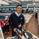 nicko cruises 15-Tage-Kreuzfahrt von Kiel bis zum Nordkap − Polarkreis entdecken mit VASCO DA GAMA_Weinpräsentation mit Kellner-Assistent I Gusti Ngurah Bagus