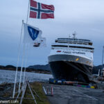 nicko cruises 15-Tage-Kreuzfahrt von Kiel bis zum Nordkap − Polarkreis entdecken mit VASCO DA GAMA_Die Vasco da Gama am Lekneser Cruise Pier auf Vestvågøy