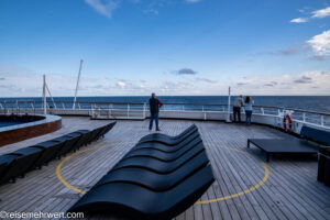 nicko cruises 15-Tage-Kreuzfahrt von Kiel bis zum Nordkap − Polarkreis entdecken mit VASCO DA GAMA_Blick vom Achterdeck auf die Nordsee
