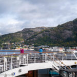 nicko cruises 15-Tage-Kreuzfahrt von Kiel bis zum Nordkap − Polarkreis entdecken mit VASCO DA GAMA_Blick vom Schiff auf Bergen