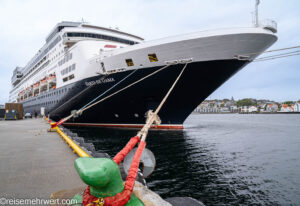 nicko cruises 15-Tage-Kreuzfahrt von Kiel bis zum Nordkap − Polarkreis entdecken mit VASCO DA GAMA_Die Vasco da Gama vor Anker im Hafen von Kristiansund