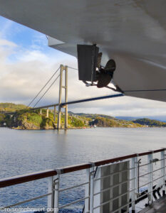 nicko cruises 15-Tage-Kreuzfahrt von Kiel bis zum Nordkap − Polarkreis entdecken mit VASCO DA GAMA_Blick auf die Askøy-Brücke auf dem Weg nach Bergen