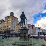 nicko cruises 15-Tage-Kreuzfahrt von Kiel bis zum Nordkap − Polarkreis entdecken mit VASCO DA GAMA_Ludvig Holberg Statue in Bergen