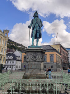 nicko cruises 15-Tage-Kreuzfahrt von Kiel bis zum Nordkap − Polarkreis entdecken mit VASCO DA GAMA_Ludvig Holberg Statue in Bergen