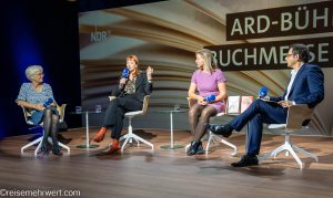 Frankfurter Buchmesse 2022_Ulrike Herrmann, Susanne Götze und Annika Joeres im Gespräch mit Moderator Ulrich Kühn (NDR) auf der ARD-Bühne