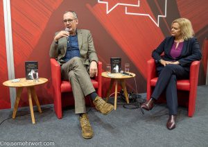 Frankfurter Buchmesse 2022_Nancy Faeser und Volker Kutscher zu Gast bei "vorwärts"