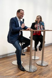 Frankfurter Buchmesse 2022_Buchvorstellung: "Wir werden uns viel verzeihen müssen" (Heike Göbel im Gespräch mit CDU-Politiker Jens Spahn am FAZ-Messestand