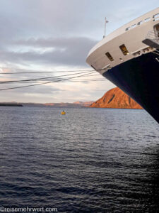 nicko cruises 15-Tage-Kreuzfahrt von Kiel bis zum Nordkap − Polarkreis entdecken mit VASCO DA GAMA_Schiffsanleger im Hafen von Honningsvåg