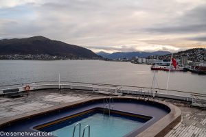 nicko cruises 15-Tage-Kreuzfahrt von Kiel bis zum Nordkap − Polarkreis entdecken mit VASCO DA GAMA_Blick vom Breivika Kai im Hafen von Tromsø