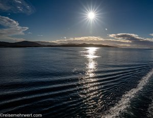 Sonnenstern über der norwegischen Küste auf der Fahrt durch die Meerenge Trondheimsleia