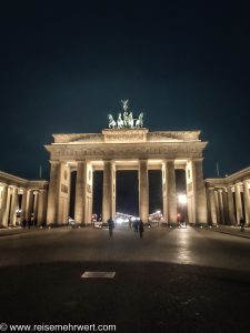 Politische Bildungsreise nach Berlin_Brandenburger Tor bei Nacht