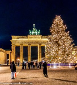 Politische Bildungsreise nach Berlin_Brandenburger Tor im Advent