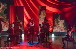 GOP Varieté-Theater Essen: SENTIMIENTOS − Das Feuer Spaniens_Alejandra Castel und das Ensemble beim Flamencotanz