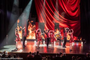 GOP Varieté-Theater Essen: SENTIMIENTOS − Das Feuer Spaniens_Sentimientos Ensemble beim Flamencotanz