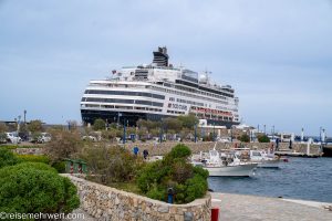 nicko cruises 11-Tage-Mittelmeerkreuzfahrt Athen bis Istanbul mit VASCO DA GAMA_Blick auf die im Mykonos Port vor Anker liegende Vasco da Gama