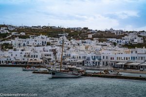 nicko cruises 11-Tage-Mittelmeerkreuzfahrt Athen bis Istanbul mit VASCO DA GAMA_Blick von der Strandpromenade auf Mykonos und die Bonis Windmühle (Boni's Windmill)