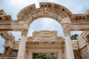 nicko cruises 11-Tage-Mittelmeerkreuzfahrt Athen bis Istanbul mit VASCO DA GAMA_Hadrianstempel in Ephesos