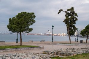 nicko cruises 11-Tage-Mittelmeerkreuzfahrt Athen bis Istanbul mit VASCO DA GAMA_Strandpromenade in Thessaloniki mit Blick auf die im Hafen vor Anker liegende Vasco da Gama