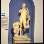 nicko cruises 11-Tage-Mittelmeerkreuzfahrt Athen bis Istanbul mit VASCO DA GAMA_Antike Kriegerstatue mit Rüstung im Archäologischen Museum Bergama