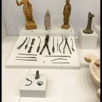 nicko cruises 11-Tage-Mittelmeerkreuzfahrt Athen bis Istanbul mit VASCO DA GAMA_Antike chirurgische Instrumente im Archäologischen Museum Bergama