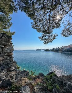 nicko cruises 11-Tage-Mittelmeerkreuzfahrt Athen bis Istanbul mit VASCO DA GAMA_Blick vom Inselpark-Belvedere auf die Bucht von Skiathos