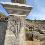 nicko cruises 11-Tage-Mittelmeerkreuzfahrt Athen bis Istanbul mit VASCO DA GAMA_Relief auf einem Torbogen beim antiken Theater (Archäologische Stätte von Philippi)