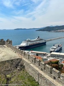 nicko cruises 11-Tage-Mittelmeerkreuzfahrt Athen bis Istanbul mit VASCO DA GAMA_Blick von Akropolis von Kavala auf die Vasco da Gama