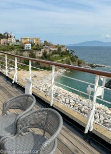 nicko cruises 11-Tage-Mittelmeerkreuzfahrt Athen bis Istanbul mit VASCO DA GAMA_Blick vom Schiff auf den Panagia-Felsen (Kavala)