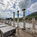 nicko cruises 11-Tage-Mittelmeerkreuzfahrt Athen bis Istanbul mit VASCO DA GAMA_Spaziergang entlang der Säulenhalle (Basilica Stoa) in Ephesos
