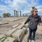 nicko cruises 11-Tage-Mittelmeerkreuzfahrt Athen bis Istanbul mit VASCO DA GAMA_Tour Guide Cüneyt am Athenatempel in der antike Ruinenstadt Assos (Behramkale)