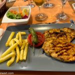 nicko cruises 11-Tage-Mittelmeerkreuzfahrt Athen bis Istanbul mit VASCO DA GAMA_Mittagsmenü in einem Hafenrestaurant in Behramkale