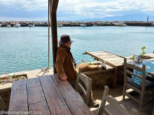 nicko cruises 11-Tage-Mittelmeerkreuzfahrt Athen bis Istanbul mit VASCO DA GAMA_Siesta in einem Hafenrestaurant in Behramkale
