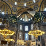 nicko cruises 11-Tage-Mittelmeerkreuzfahrt Athen bis Istanbul mit VASCO DA GAMA_Die Namen "Mohammed und Allah" Arabische Kalligrafie in der Hagia Sophia (Istanbul)