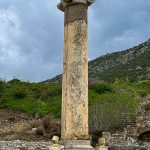 nicko cruises 11-Tage-Mittelmeerkreuzfahrt Athen bis Istanbul mit VASCO DA GAMA_Antike Säule in der antiken Ruinenstadt Ephesos