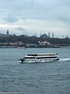 nicko cruises 11-Tage-Mittelmeerkreuzfahrt Athen bis Istanbul mit VASCO DA GAMA_Blick vom Schiff auf den Tokapi-Palast und die Hagia Sophia (Istanbul)